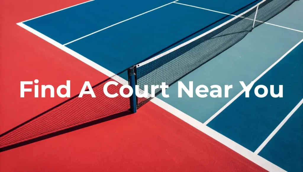 नीले सतह और लाल आउट‑ऑफ़‑बाउंड्स वाला टेनिस‑पिकलबॉल कोर्ट – मध्य में ‘कोर्ट खोजें’ लिखा