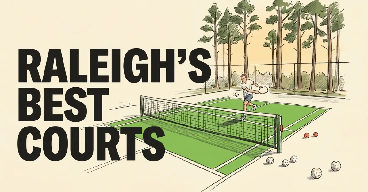 Grafica illustrata di un giocatore di pickleball che colpisce una palla su un campo verde all'aperto circondato da alti pini, con diverse palline sparse in primo piano. Il testo recita Raleigh's Migliori Campi.
